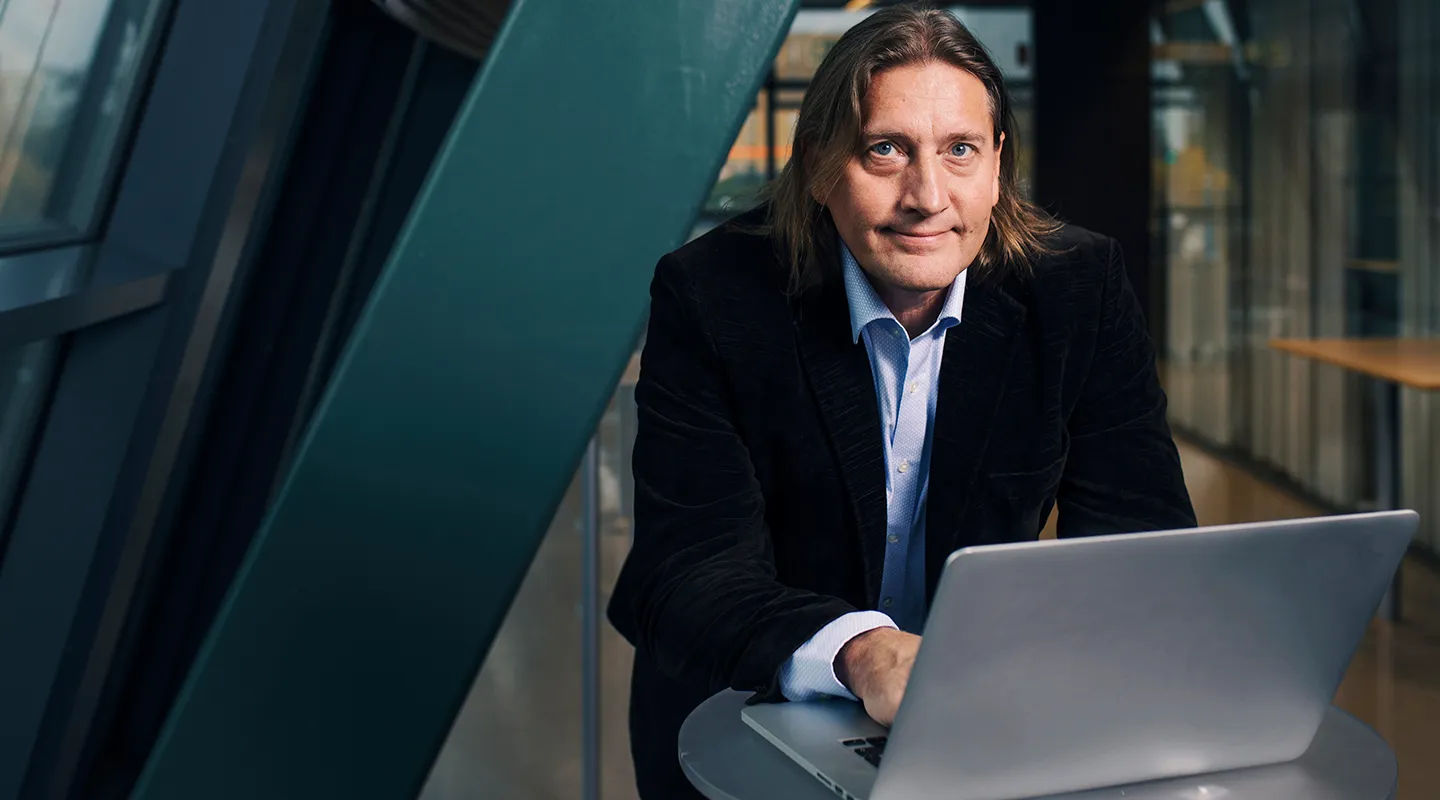 ”Klart en nörd som jag går igång på det här”, Torbjörn Sjögren, tekn. dr. på PostNord. Foto: Oskar Omne.