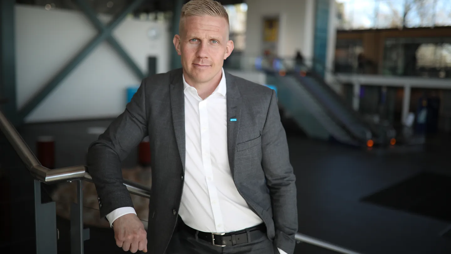 Alexis Larsson är säkerhetschef på PostNord: ”Även bedrägerierna ökar på sommaren. Varor beställs i ditt namn och sen stjäl tjuvarna avierna ur posten. Då är det bättre att eftersända eller lagra posten när man är borta.” Foto: Sara Hessel.