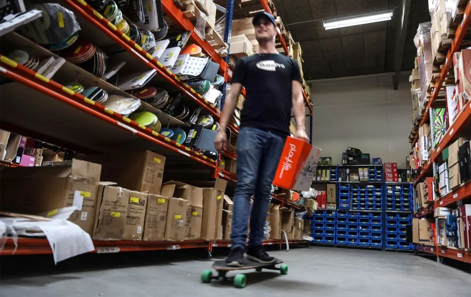 Man på skateboard. Foto Anders Bach.
