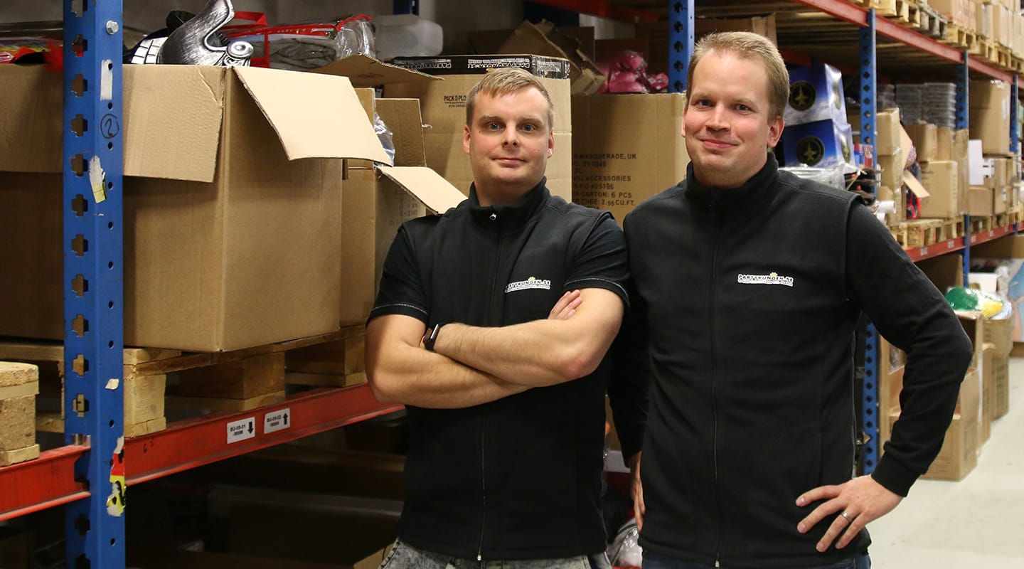Vice-vd Jeff Jansson och VD Joel Svensson på Partykungens lager. Foto: Partykungen