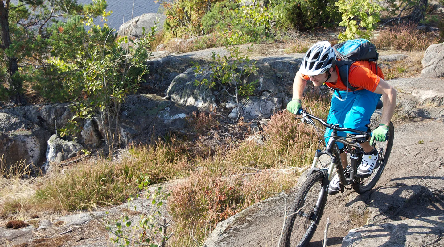 Cyklist på ett berg.