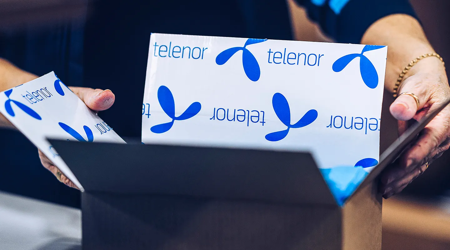 Öppnat paket med varumärket Telenor tryckt på insidan.