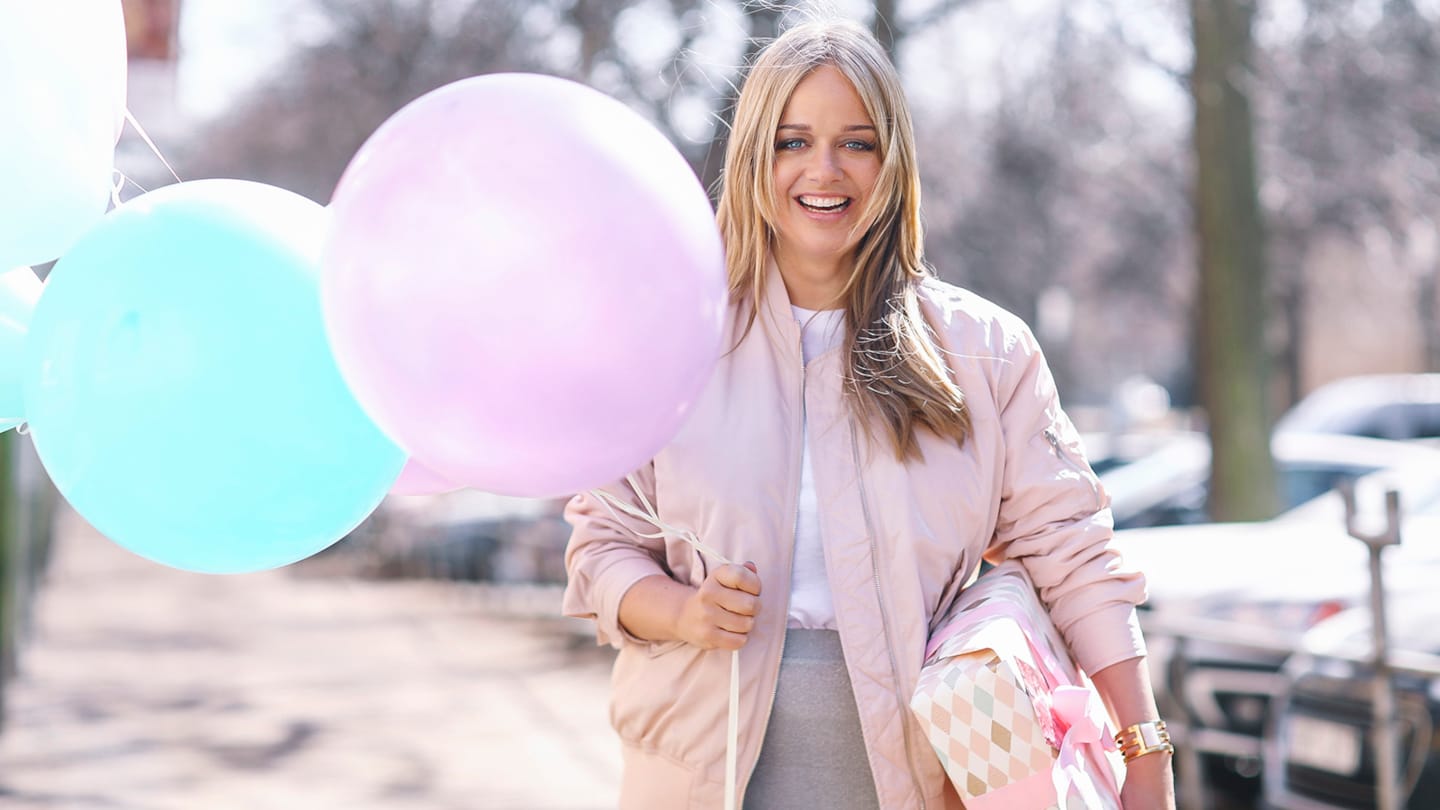 Ebba Klerberg von Sydow med balonger och ett paket.