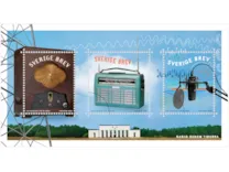 Radiomotiv, en radio 1920-tal, en radio 1960-tal, en poddstudio. På arket Sveriges rundradiomuseum och mast.
