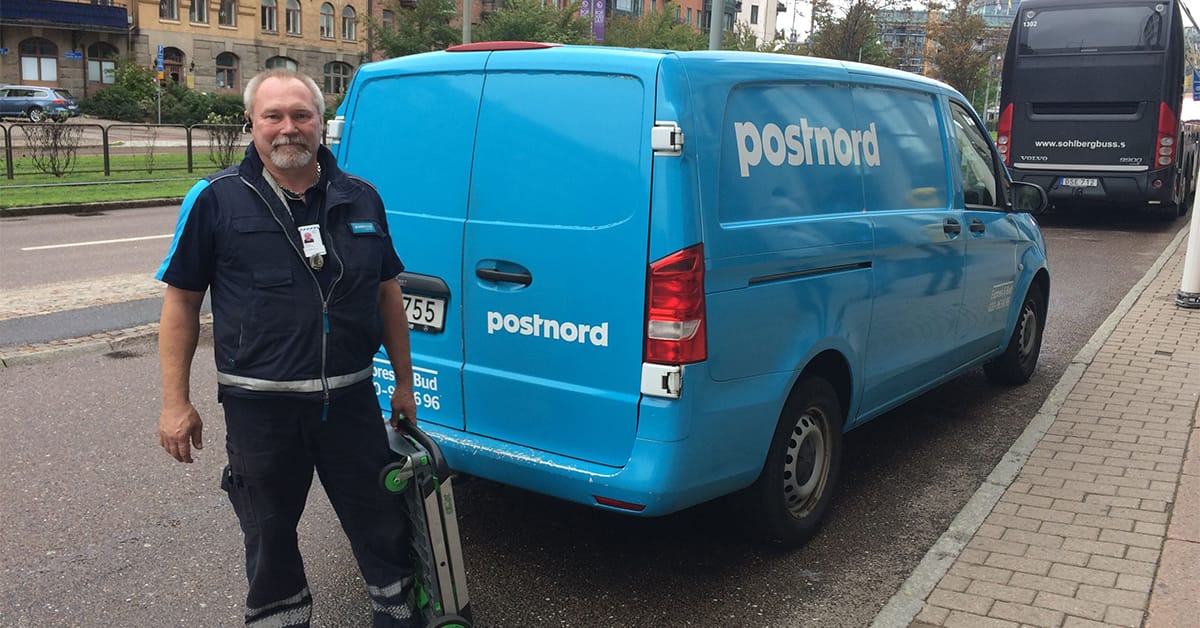 Michael Ternstrand är en av de budchaufförer som kör covid 19-prover mellan sjukhus och labb i Västra Götalandsregionen.
